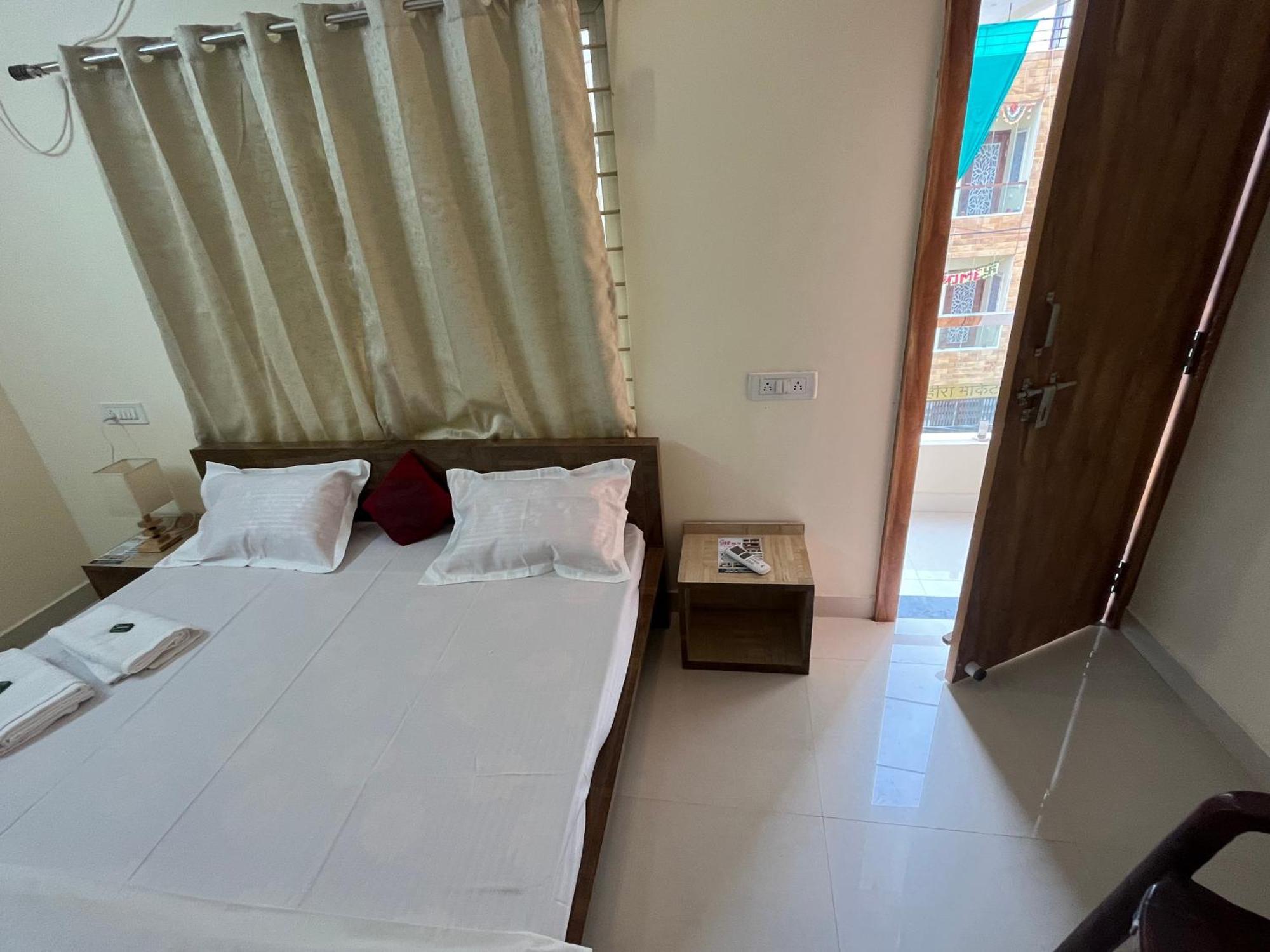 Hotel Shivashray Luxury Stays & Inn اوجاين المظهر الخارجي الصورة